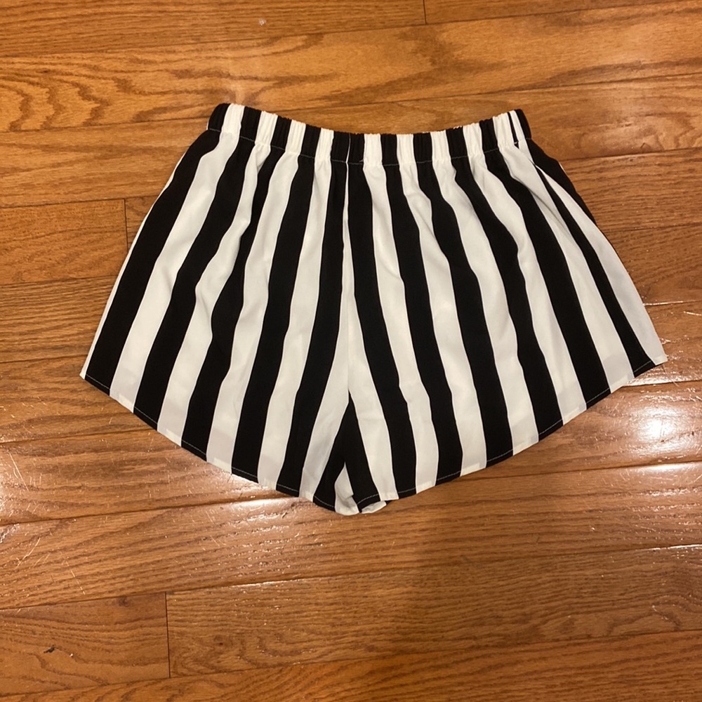 Short Set - Picture 3 of 5